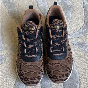 Sketchers leopard 10